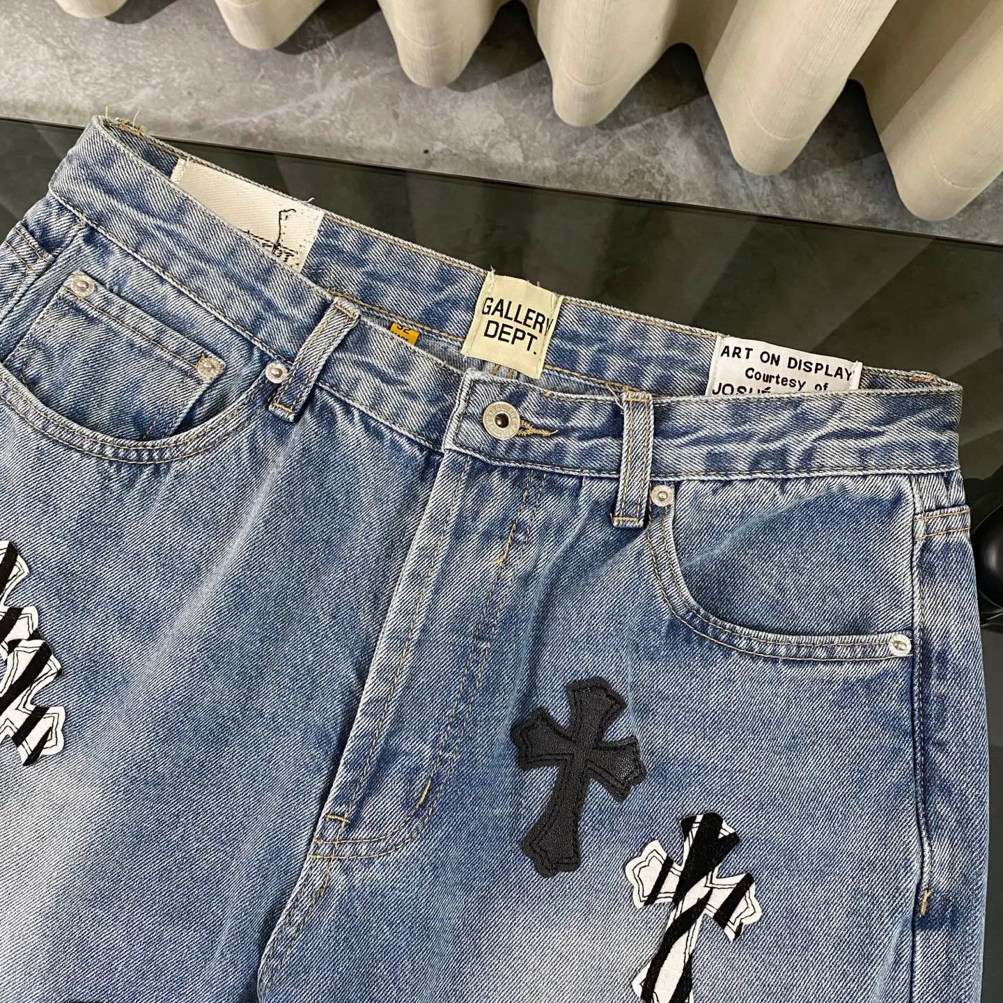 P270 CH Chromehearts zebra black and white cross patch patchwork jeans, priced at 34W level, patchwork cross pattern embellishment, washed jeans! ! An absolutely high-end luxury product, a 1.9W-level god-level single product, a super popular product, made by top heavy industry, a magic weapon that cannot be missed! [About Zangyin] This is an extremely luxurious fashion brand that can also be called the aristocracy of the high street. It has always been an exclusive brand for some hipsters or rich second generations. Compared with ordinary high streets, it is more luxurious and noble. Compared with luxury brands, it is more fashionable and individual. It has always been a brand that I have a special liking for. [Top heavy industry fashion design] Consistently high-street luxury style. Speaking of this style, the Zangyin family and GU family are definitely the leading representative brands. Especially the Zangyin family has really achieved a state-of-the-art effect in creating high-street style. The unique washed material is used to create this style. The color system is already quite eye-catching. After it is decorated with patchwork cross flowers, it cleverly highlights the charm of the brand. Secondly, this style uses classic The high-waist cutting design highlights the long legs and fashionable temperament of the upper body. The brand is highly recognizable and the slim fit configuration is more suitable for daily wear. It is a product that interprets personality, fashion, and specifications at a glance. This single product is enough to make any fan excited. It can be a white T-shirt for a youthful college style, or a tight suspender for a royal style. It has strong matching ability and can be easily controlled by men.  [Materials and craftsmanship] Needless to say, this point goes without saying. As an excellent craftsman brand, Zangyin’s requirements for details and craftsmanship are really perfect. The washed color of this model has gone through so many processes, not to mention the embellishment of denim appliques. It is also purely hand-made and sewn. Just like what they believe in, only hand-made things have soul and have the meaning of wear. A top-notch heavy-duty fashionable denim item, I look forward to your perfect interpretation! !  Color: black gray Size: 28-36